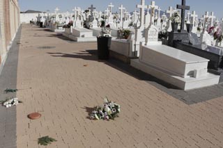 Ante los daos ocasionados por el viento en el cementerio, el enterrador de Totana Jos Mara Martnez Fernndez hace un llamamiento a los propietarios de fosas para que revisen las mismas.